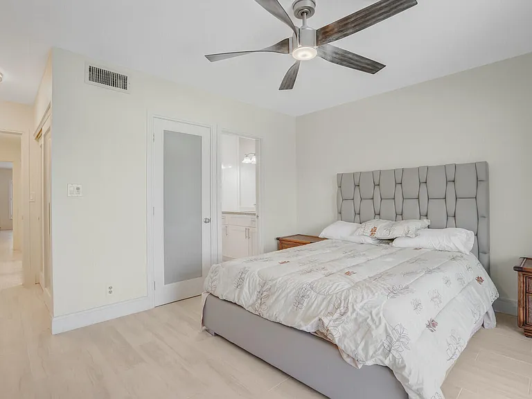 584 SE 20th Ave #2 — Photo 18