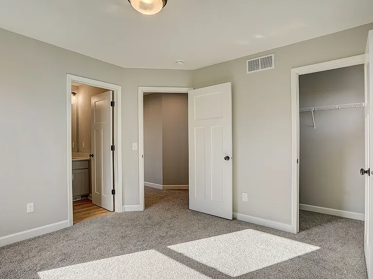 2876 Kensington Ave NE — Photo 8