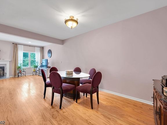 3rd image of 286 Summerhill Dr