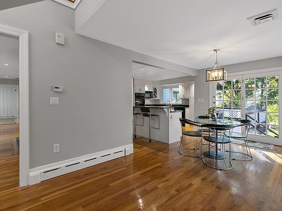 5th image of 141 Greenwood St