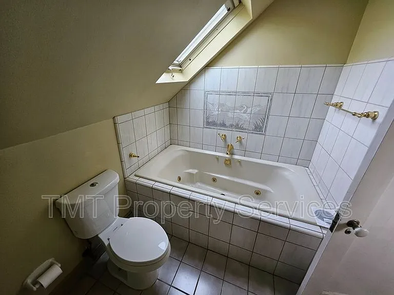 1214 N Pershing Ave — Photo 91