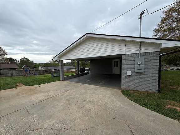 3rd image of 618 Hillside Dr