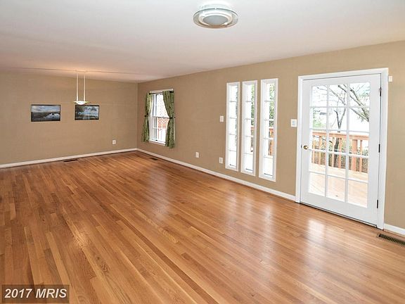 3rd image of 202 Great Falls St