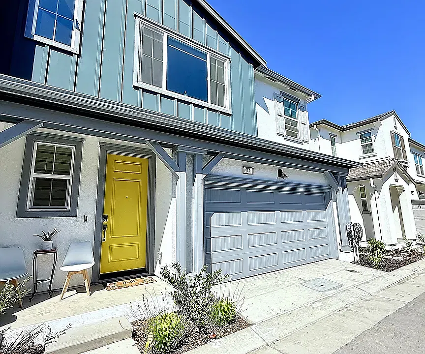 145 W Riverside Pl