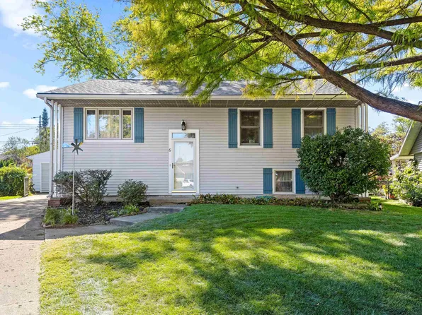 6 Colonial Ct, Washington, IL 61571