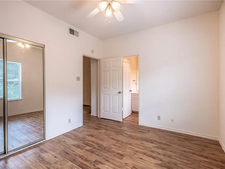 2414 Longview St #302 — Photo 14