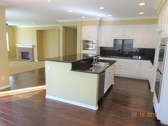 5. Kitchen /Dining Room