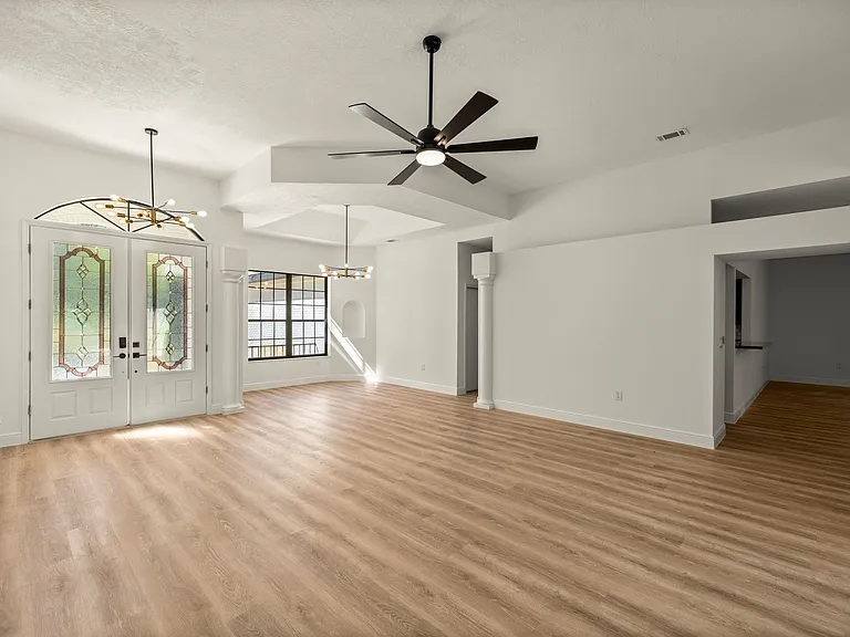 315 E Reehill St — Photo 8