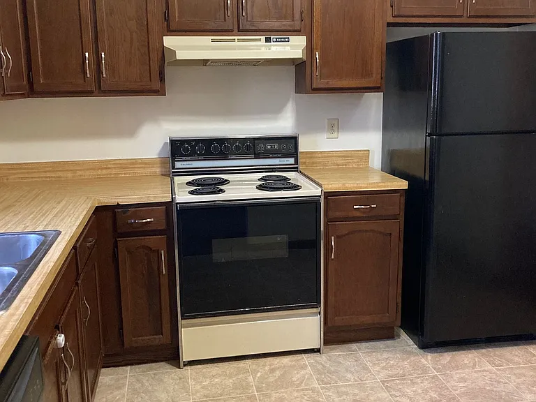 Immaculate Updated 2 Bedroom — Photo 9