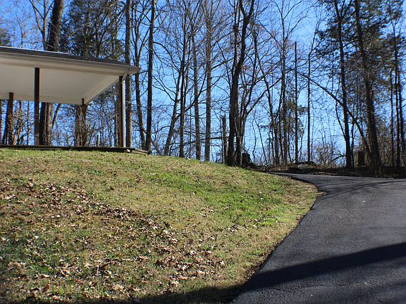5th image of 613 Windsor Forest Dr