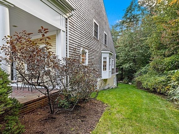 2nd image of 25 Whiting Ln