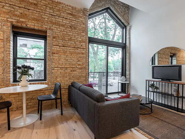 1700 Oak #01 (former model unit)