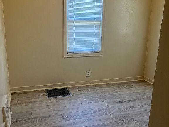 5th image of 3281 Glengary St