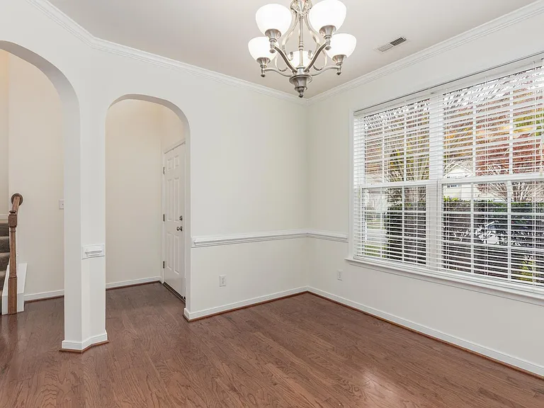 504 Queensbury Ln — Photo 10