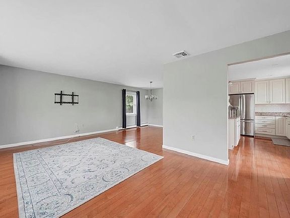 4th image of 38 Evergreen Dr