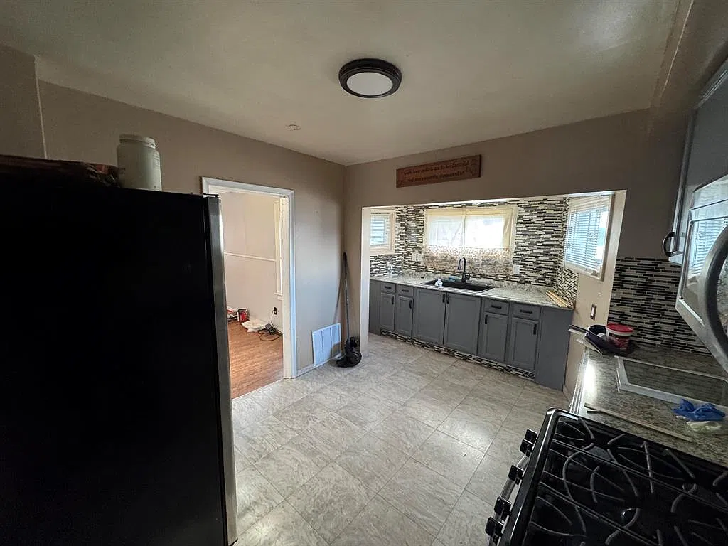 3 bed, 920 sqft, $1,350 — Photo 4