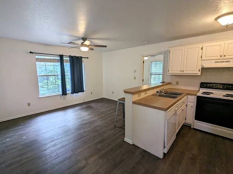 420 W Comanche St — Photo 4