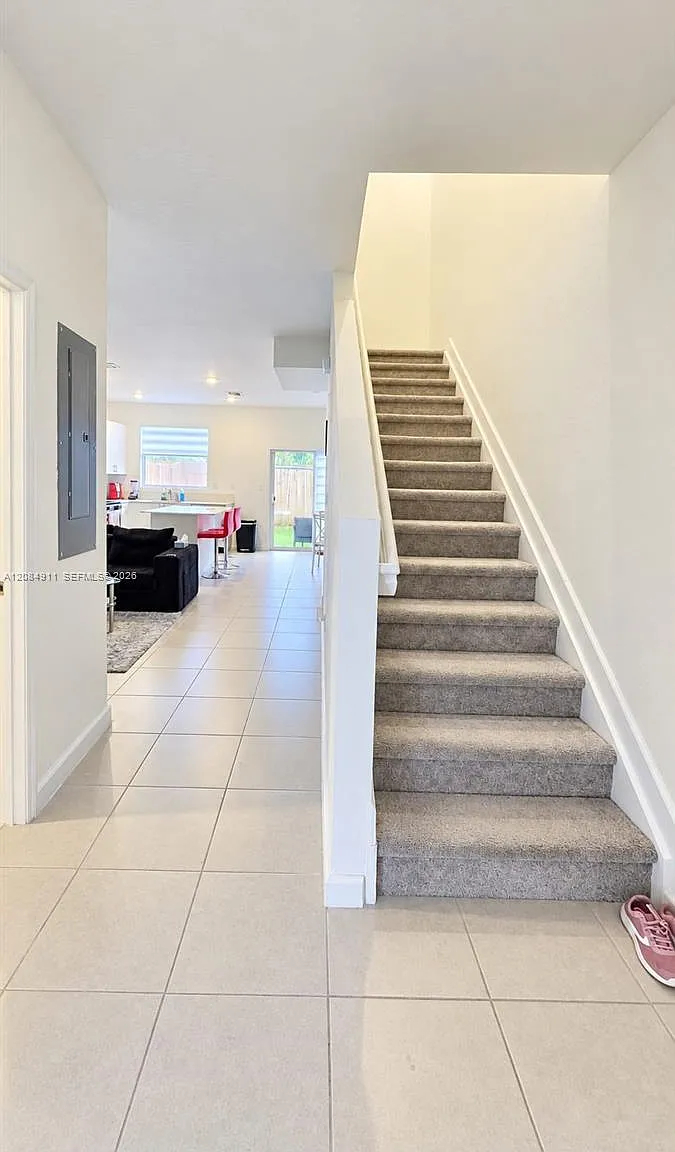 3 bed, 3.0 bath, 1300 sqft, $2,600 — Photo 3