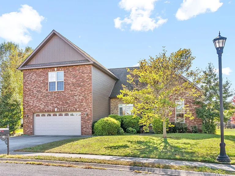 126 Parkland Cir — Photo 1