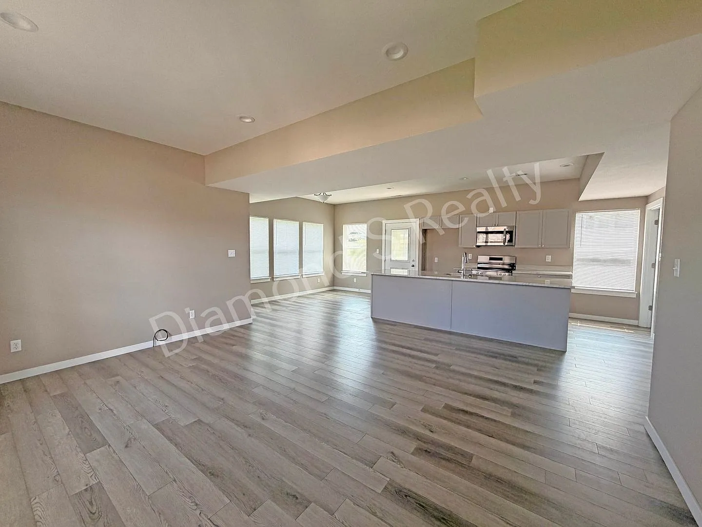 Gorgeous Two-Story Home Available Early July - 4 Bed/2.5 Bath — Photo 4