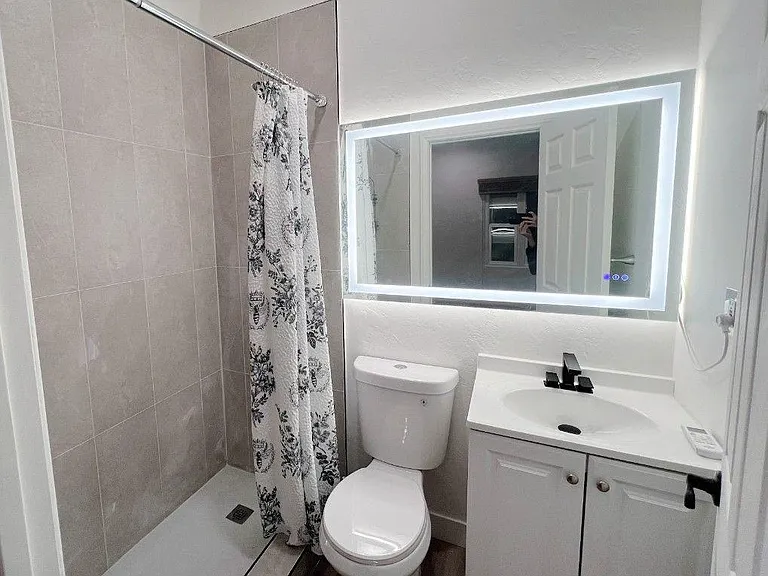 Double Light Strip w/backlit dimmable Anti-fog mirror