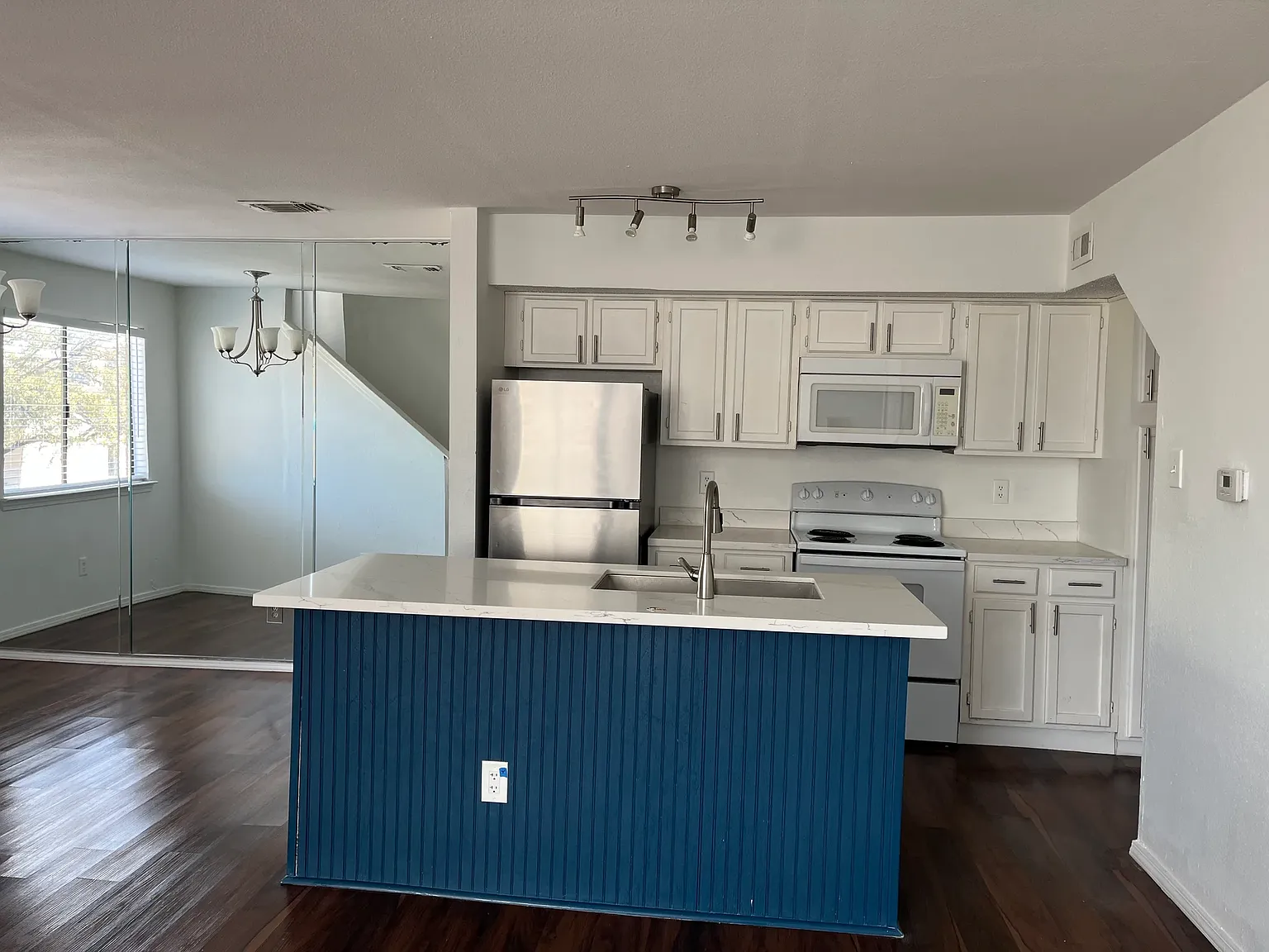 Updated 2 Bed / 2 Bath Condo for Lease — Photo 2