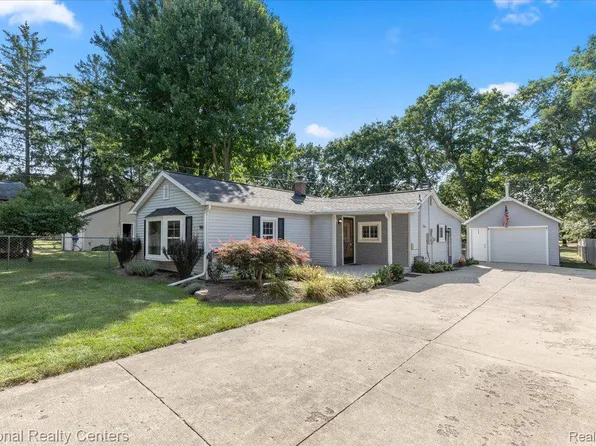 900 Olive St, Oxford, MI 48371
