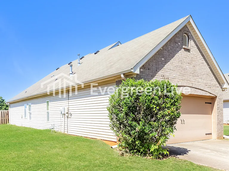 1798 Bradford Ln — Photo 2