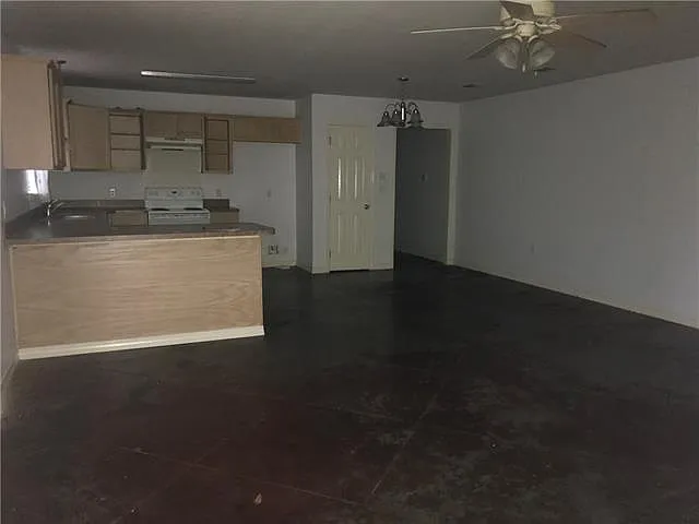 947 N Carnation St — Photo 4