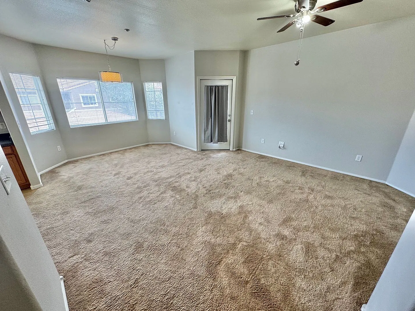 2 bedroom condo with garage — Photo 2