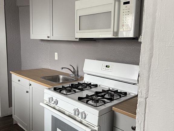 4th image of 5209 Independence Ave #2
