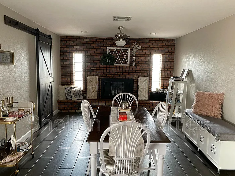 1421 S Roberts Rd — Photo 4