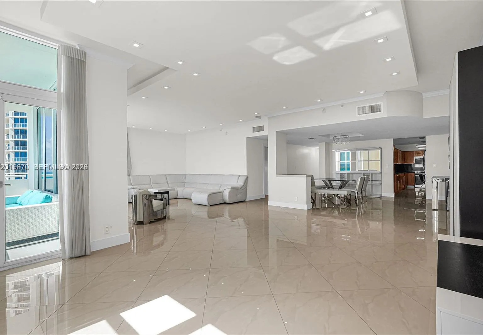 Residences On Hollywood B — Photo 3