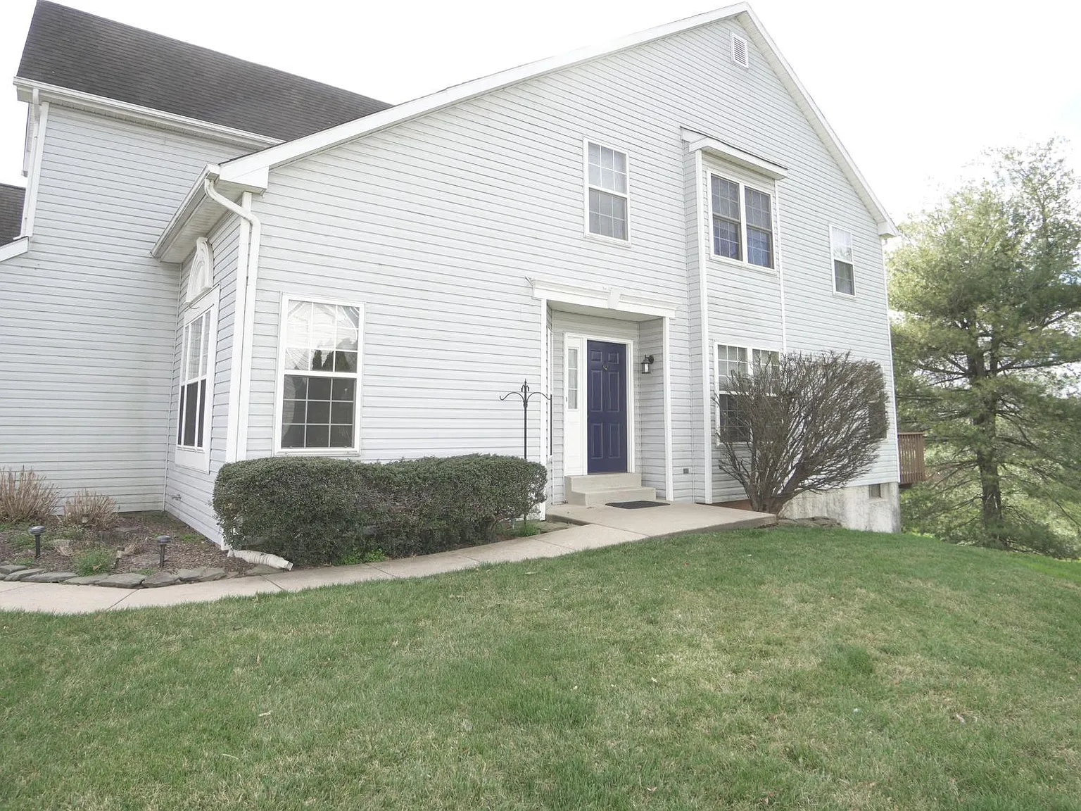 3 bed, 2.5 bath, 2279 sqft, $3,050 — Photo 3