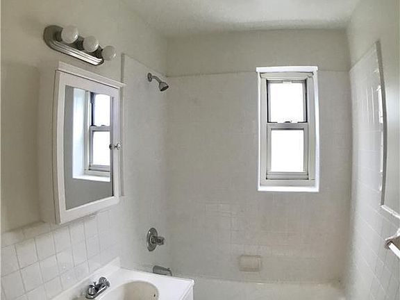 5th image of 13505 Hoover Ave APT 2B