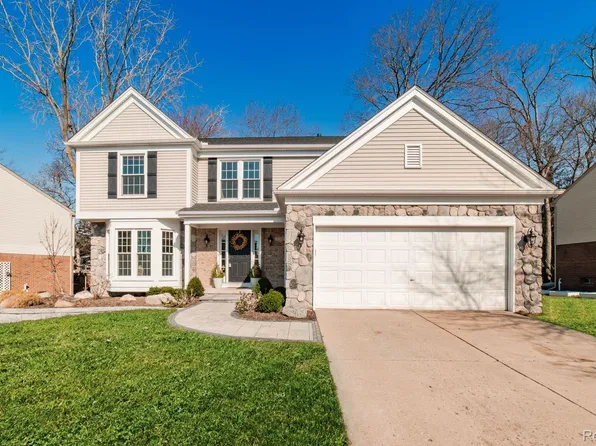 2748 Canoe Circle Dr, Lake Orion, MI 48360