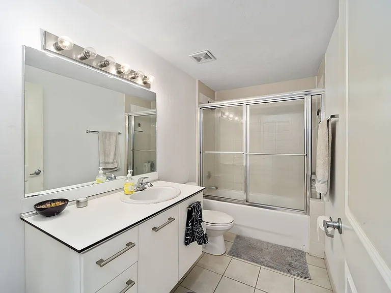 20 SW 6th St #1-204 — Photo 10