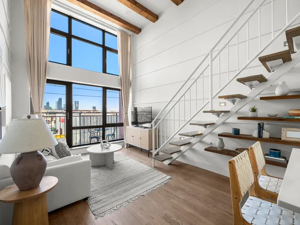 282 Nassau Avenue image 1 of 14