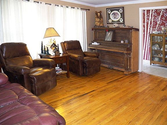 Family Room w/Hardwood Flr