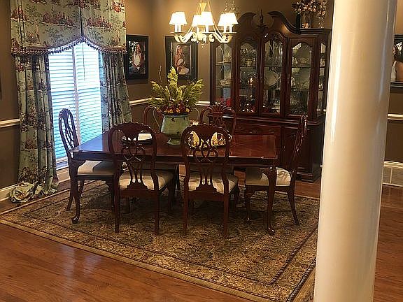 4th image of 576 Green Oaks Ln