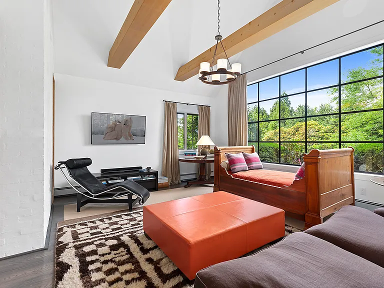 340 Hedges Ln — Photo 4