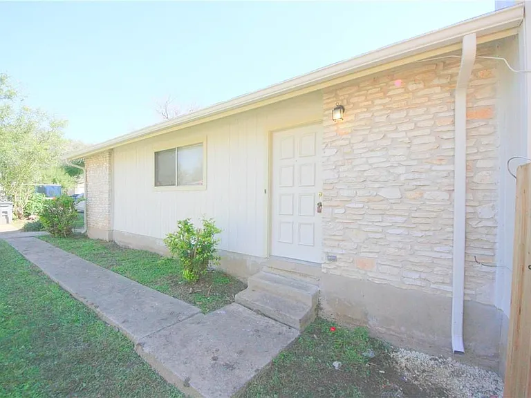 1013 Fieldwood Dr #B — Photo 3