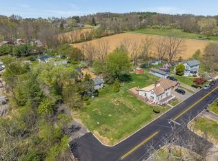 2 Maple Ln, Hampton, NJ 08827
