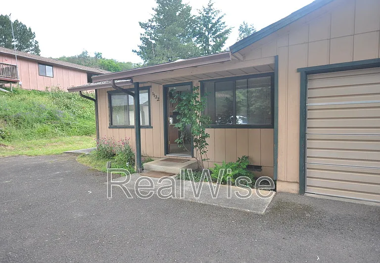 1132 NE Barager Ave — Photo 1