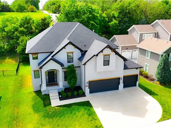 7190 N National Dr, Parkville, MO 64152