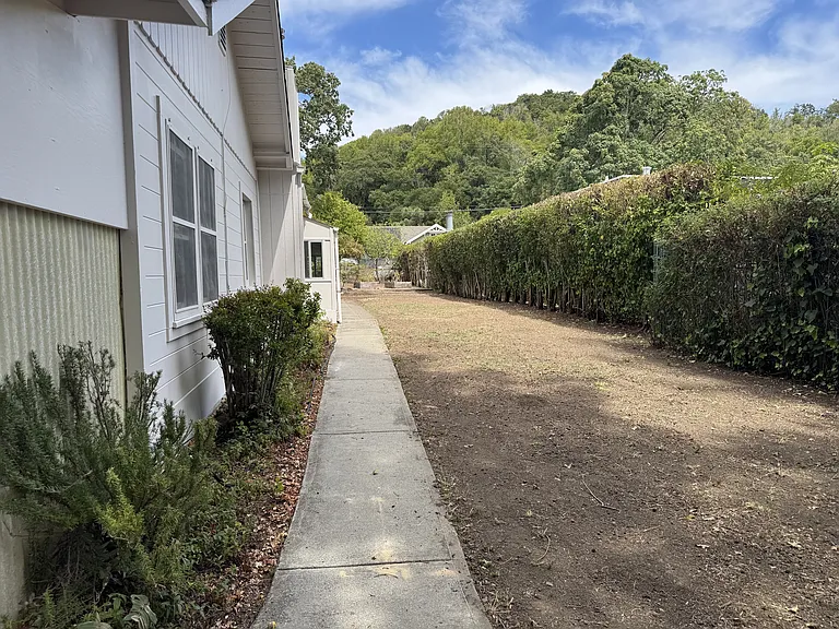 221 The Alameda — Photo 34