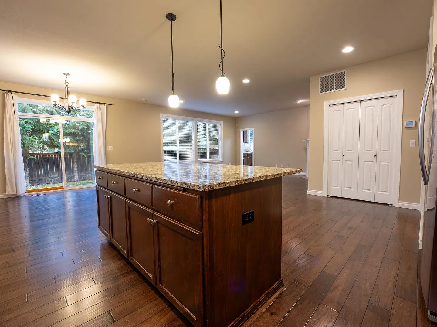 Beautiful Home in the Heart of University Place — Photo 4