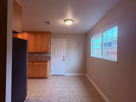 5th image of 1017 Charles St