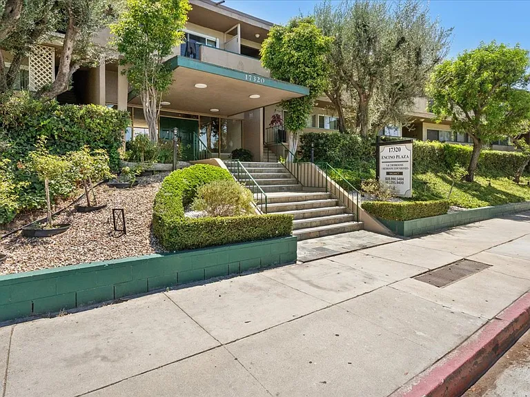 Encino Plaza Apartments — Photo 2