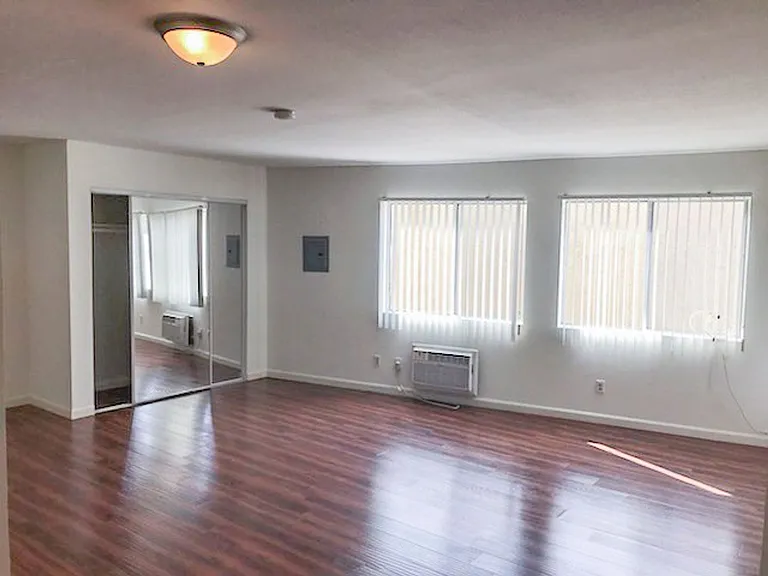 15040 Moorpark St — Photo 5